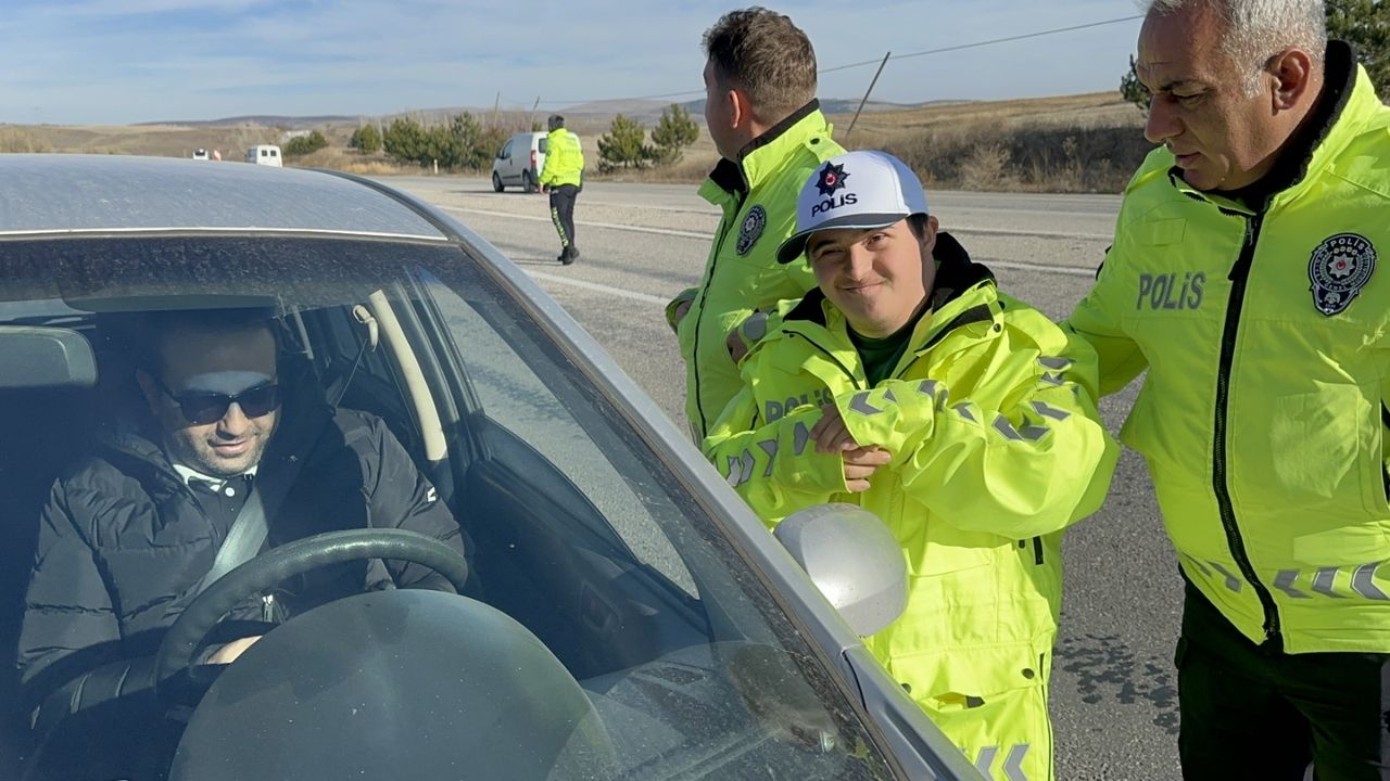 Özel öğrenciler polislerle  trafik uygulaması yaptı