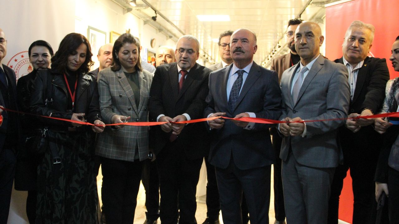 Çorum'da sanatçılar resimlerini  şehit öğretmenler için yaptı