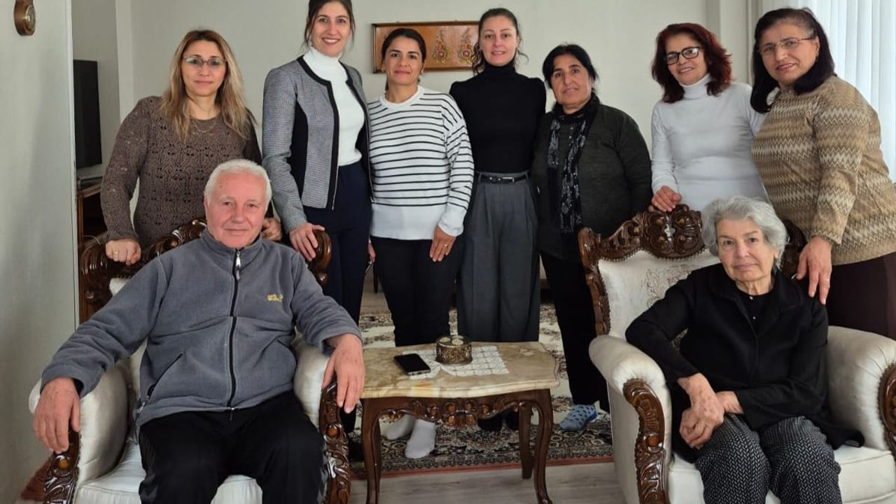 CHP’li kadınlar 24 Kasım’da emektar öğretmenleri unutmadı