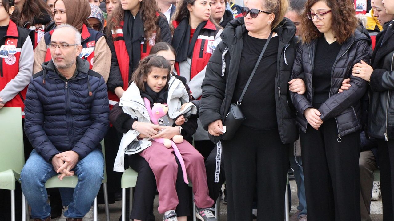 Komşuda da yas var: Şehit babasını oyuncağına sarılarak bekledi