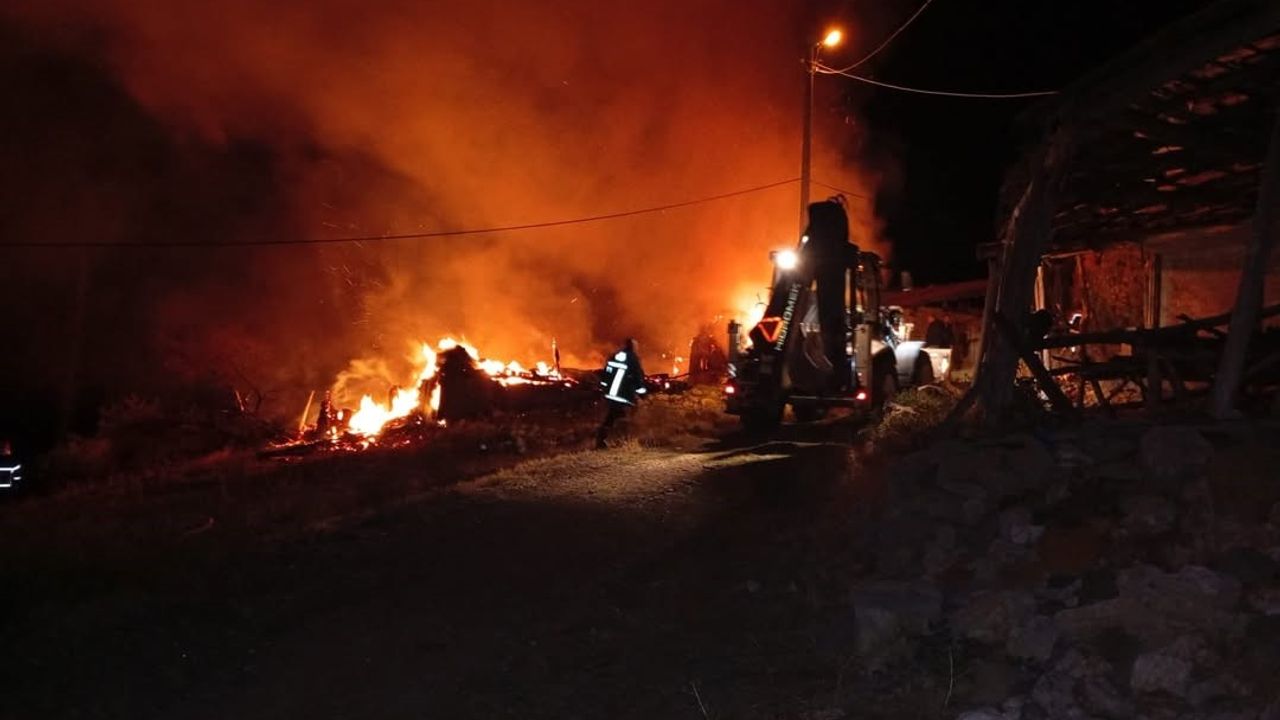 Alevlere teslim olan ev, samanlık ve balyalar küle döndü