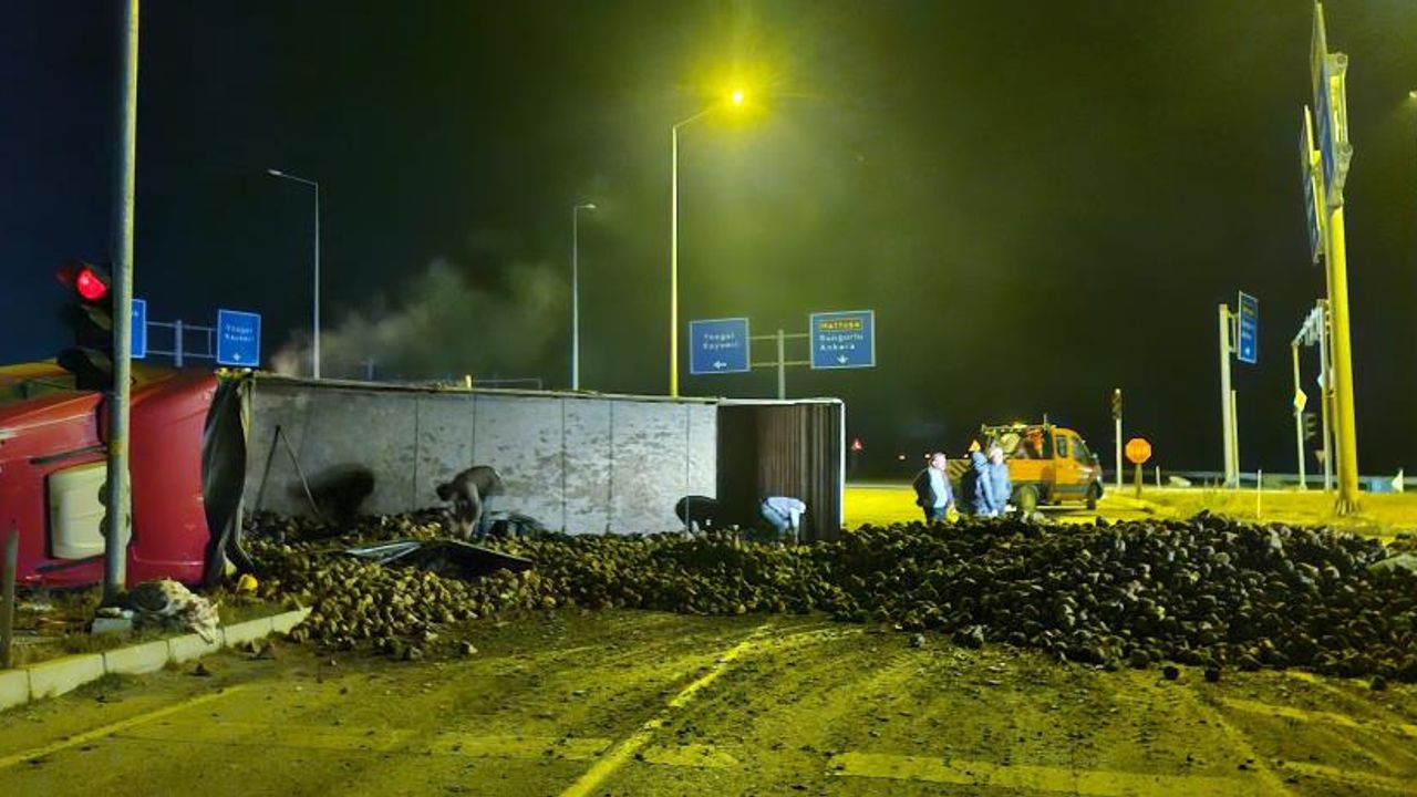 Çorum'da şeker pancarı yüklü tır ile otomobil çarpıştı: 3 yaralı