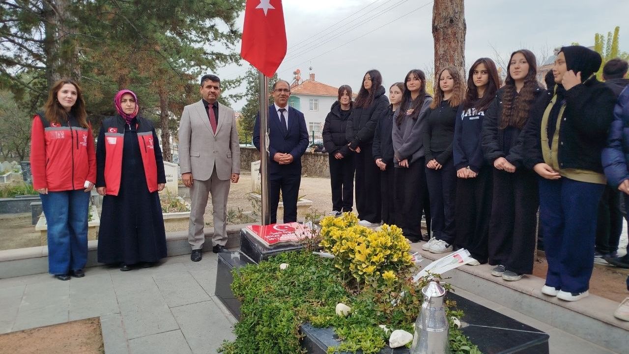 Şehit Öğretmen Aybüke Yalçın kabri başında dualarla anıldı