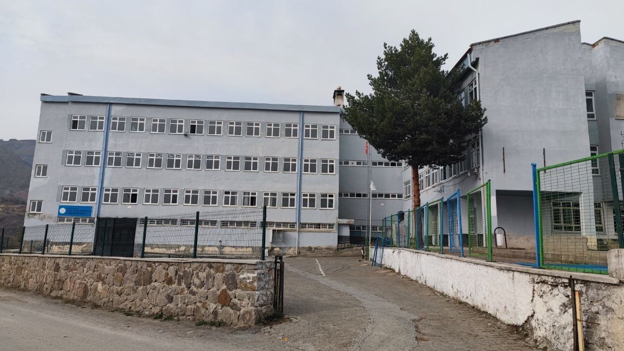 Oğuzlar Ortaokulu binasında  yıkım çalışmaları başladı