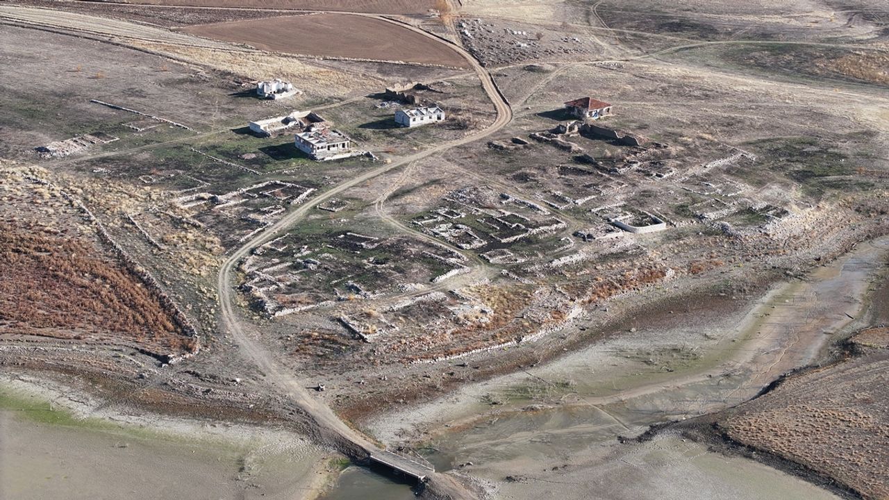 Baraj suyu yüzde birin altına düştü, eski Çorum-Yozgat kara yolu ortaya çıktı