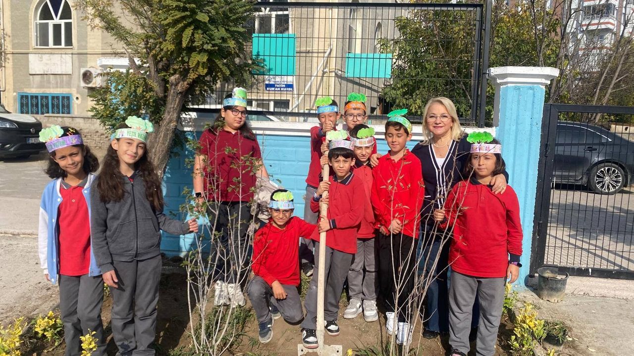 Cumhuriyetin 102. yılında  102 fidan toprakla buluştu