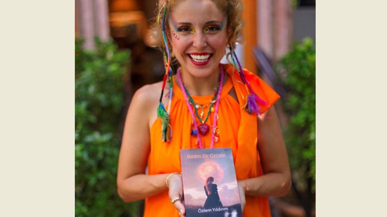 Özlem Yıldırım’ın yeni şiir  kitabı: “Kırgın Bir Gezgin”