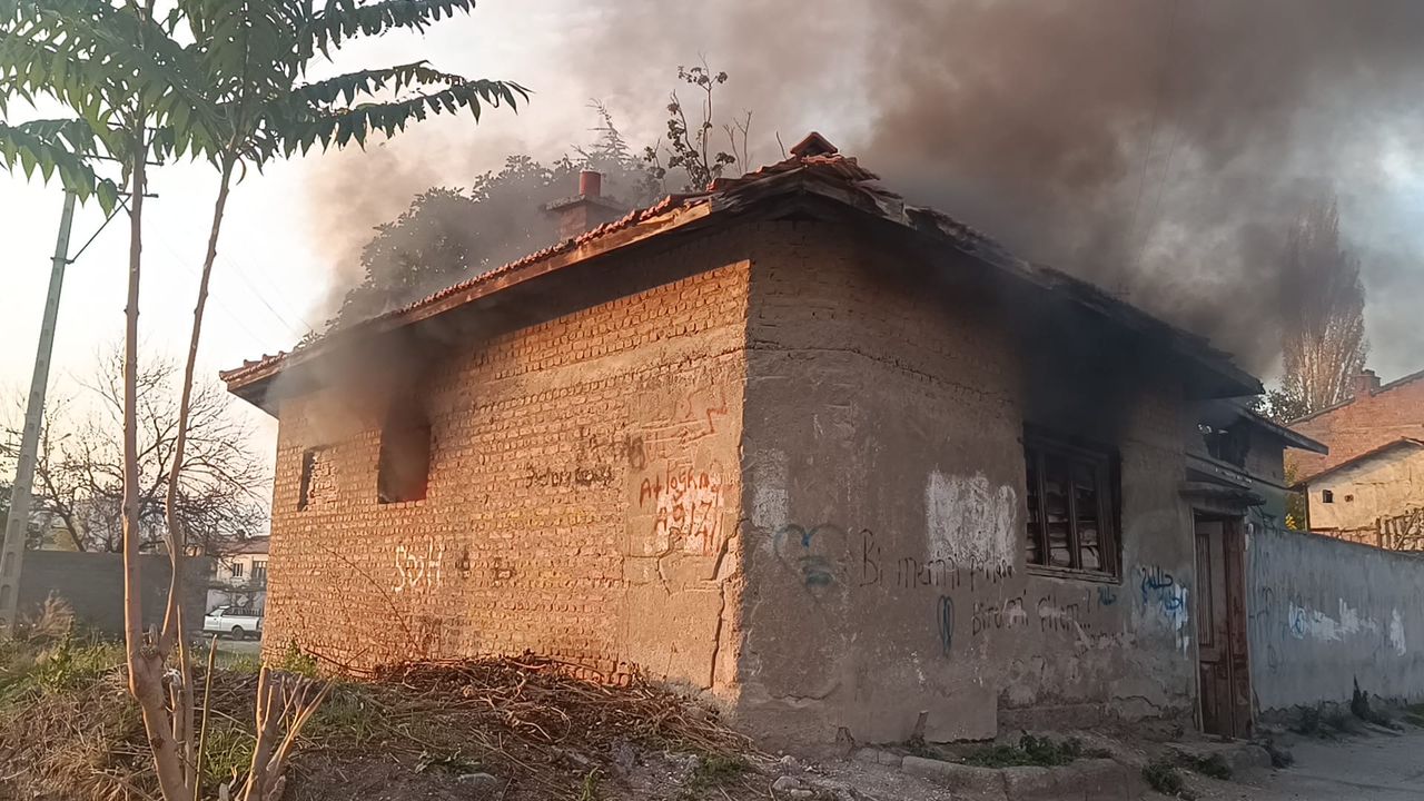 Çorum’da metruk evde yangın