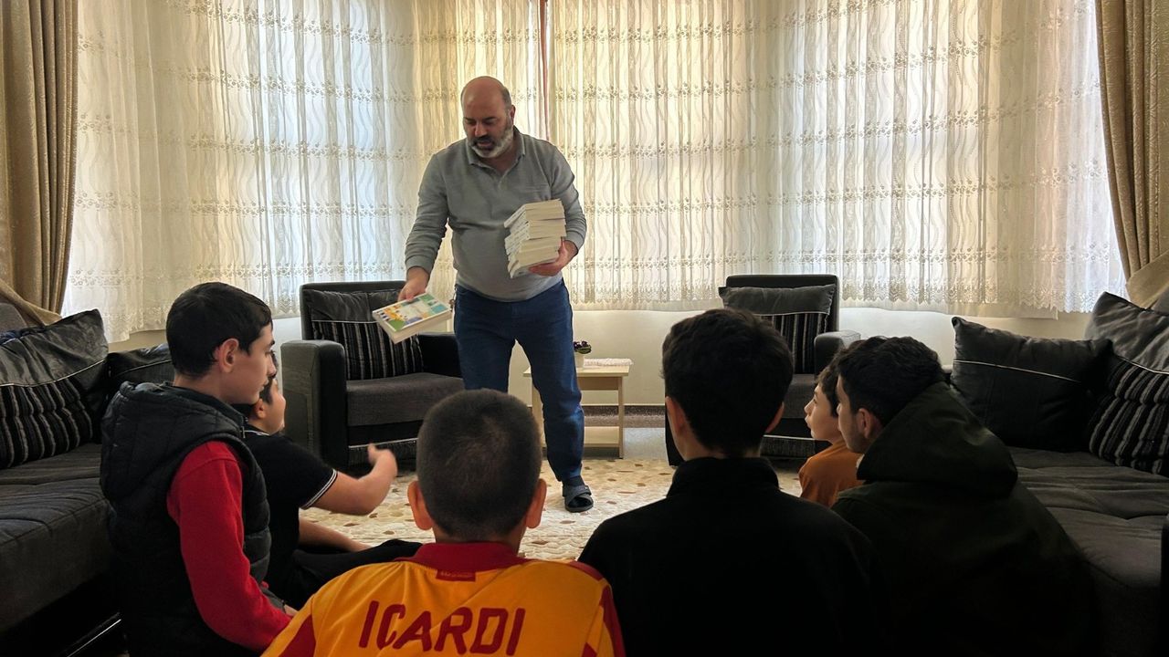 Peygamberin hayatını  okuyarak öğreniyorlar