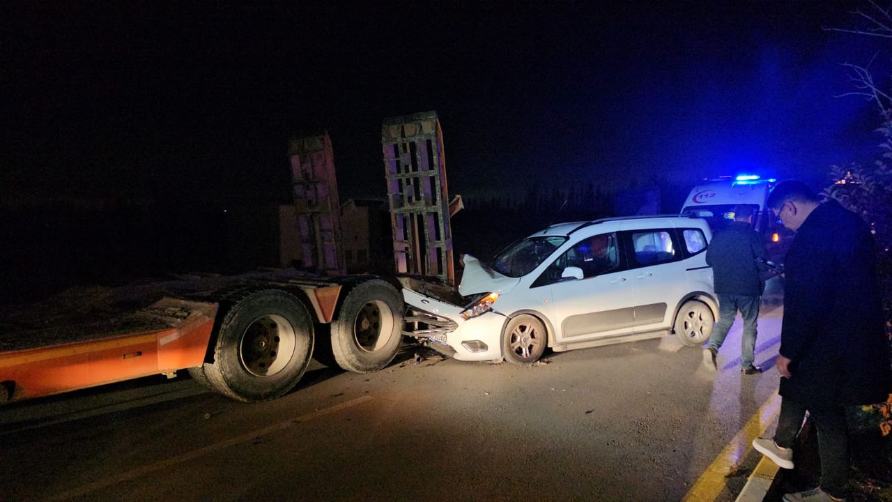 Park halindeki TIR’a çarpan hafif  ticari aracın sürücüsü yaralandı