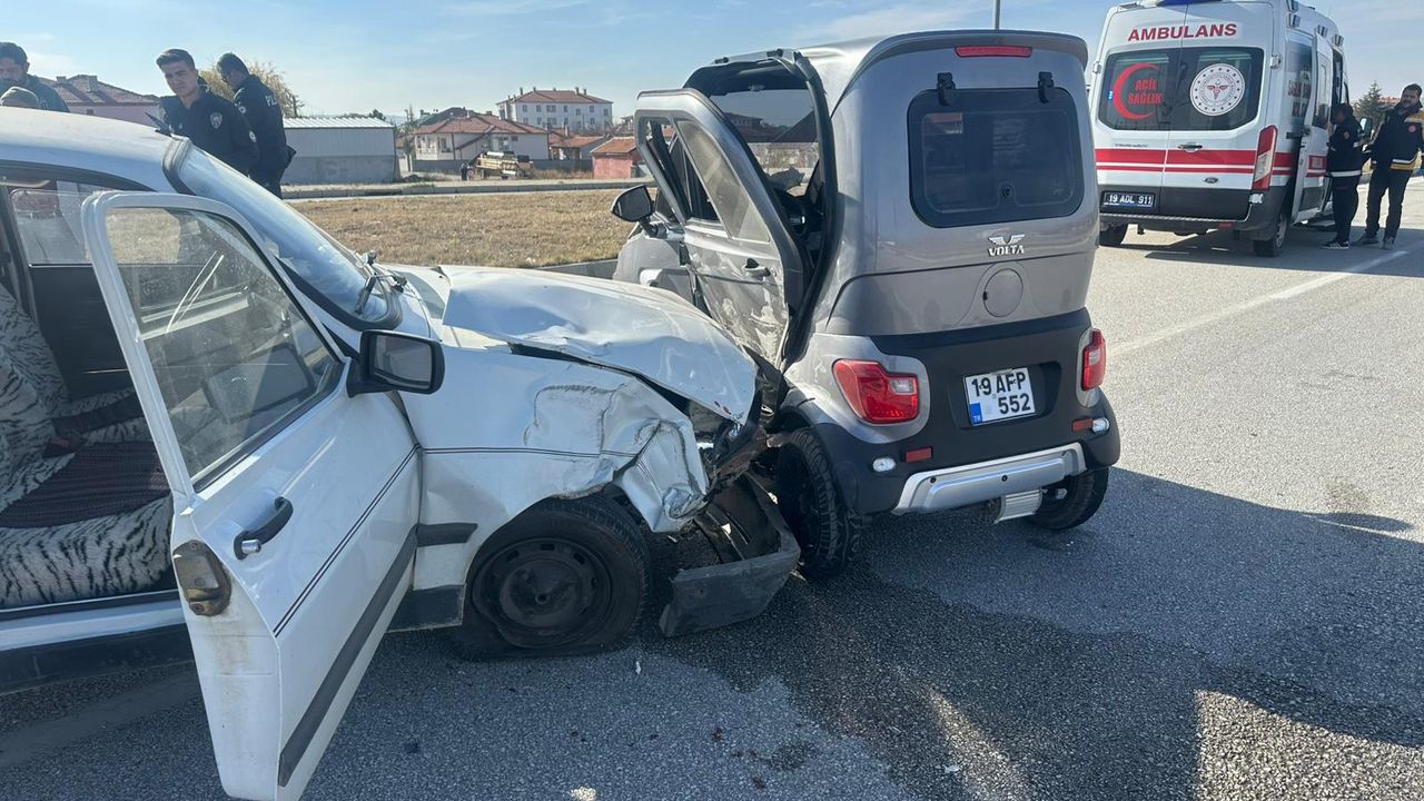 Otomobil ile elektrikli araç  çarpıştı, 3 kişi yaralandı