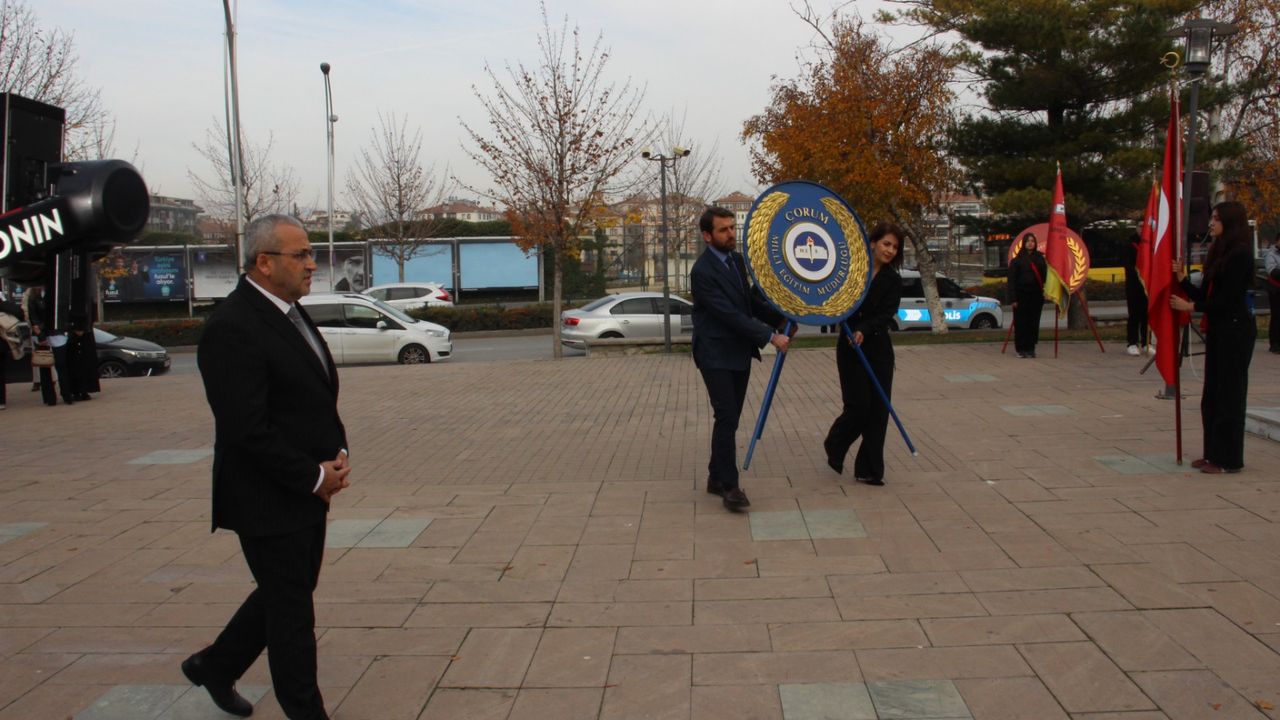 Öğretmenler Atatürk  Anıtı'na çelenk sundu