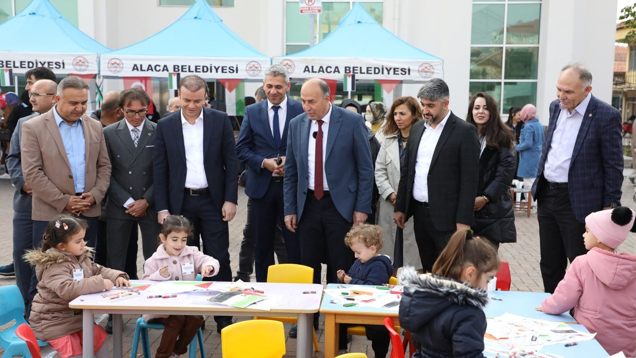 Minik kalplerden  Filistin’e destek