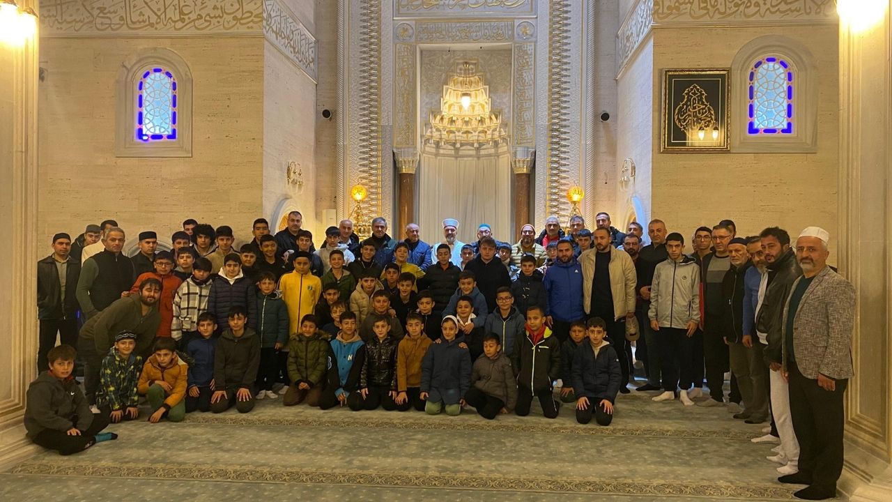 Spor Kulübü gençleri sabah  namazında camide buluştu