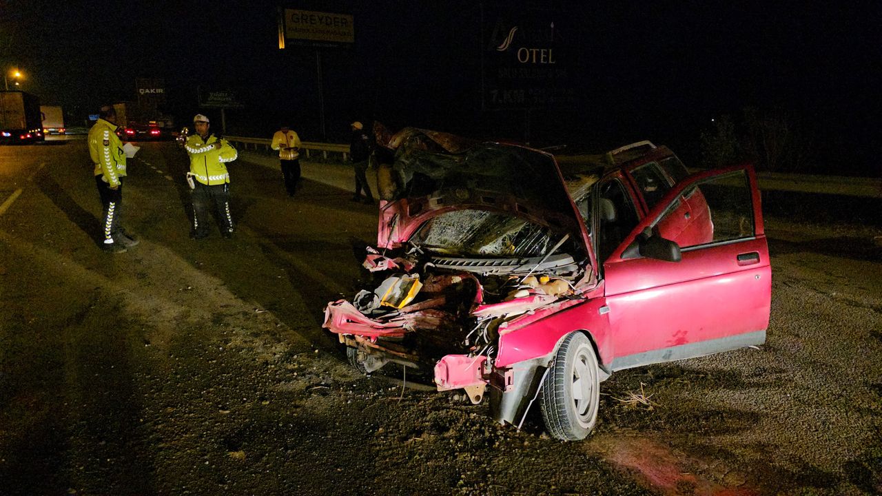 Otomobil TIR’a arkadan çarptı 2 yaralı