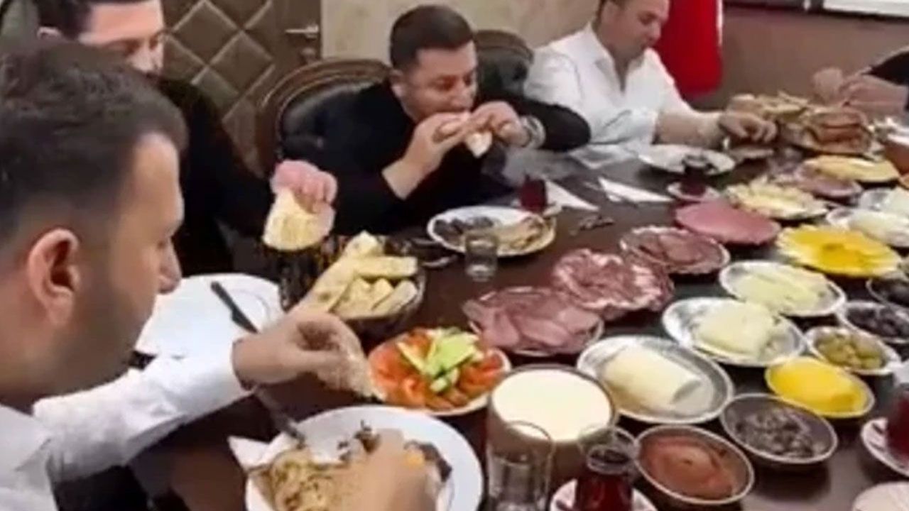 Belediye başkanının kahvaltı sofrası ortalığı karıştırdı