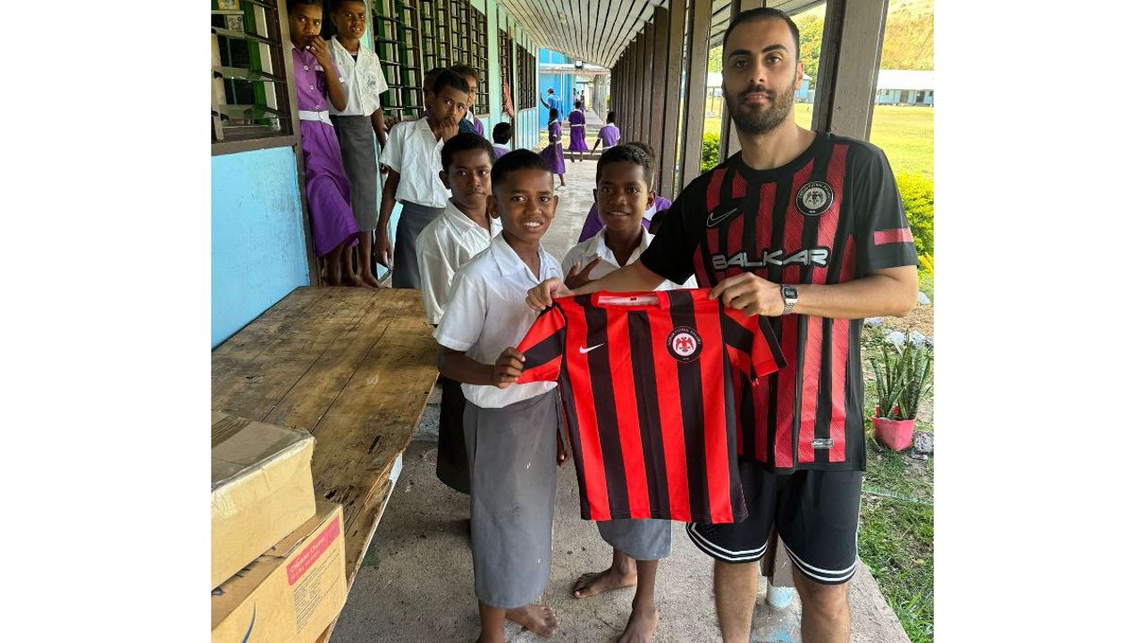 Fiji adalarında Çorum FK forması giyen çocuklar var