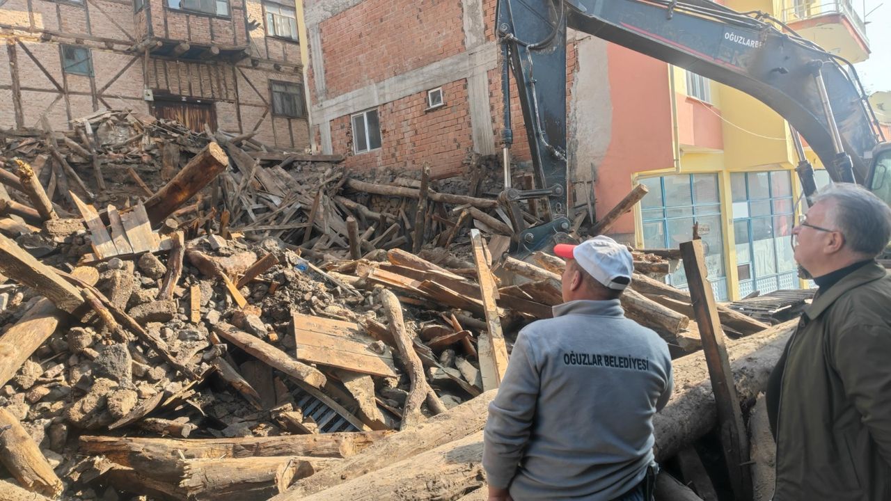 Metruk evin yıkımı yapıldı