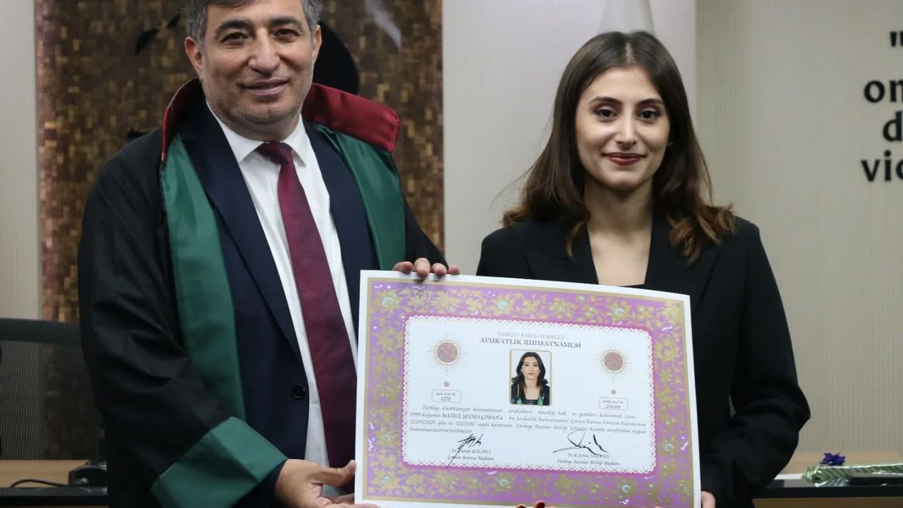 Genç avukat yemin ederek cübbe giydi