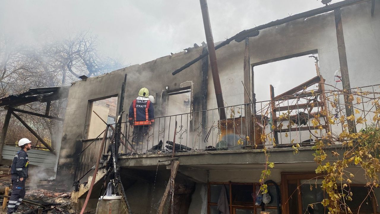 Müstakil ev alev alev yandı