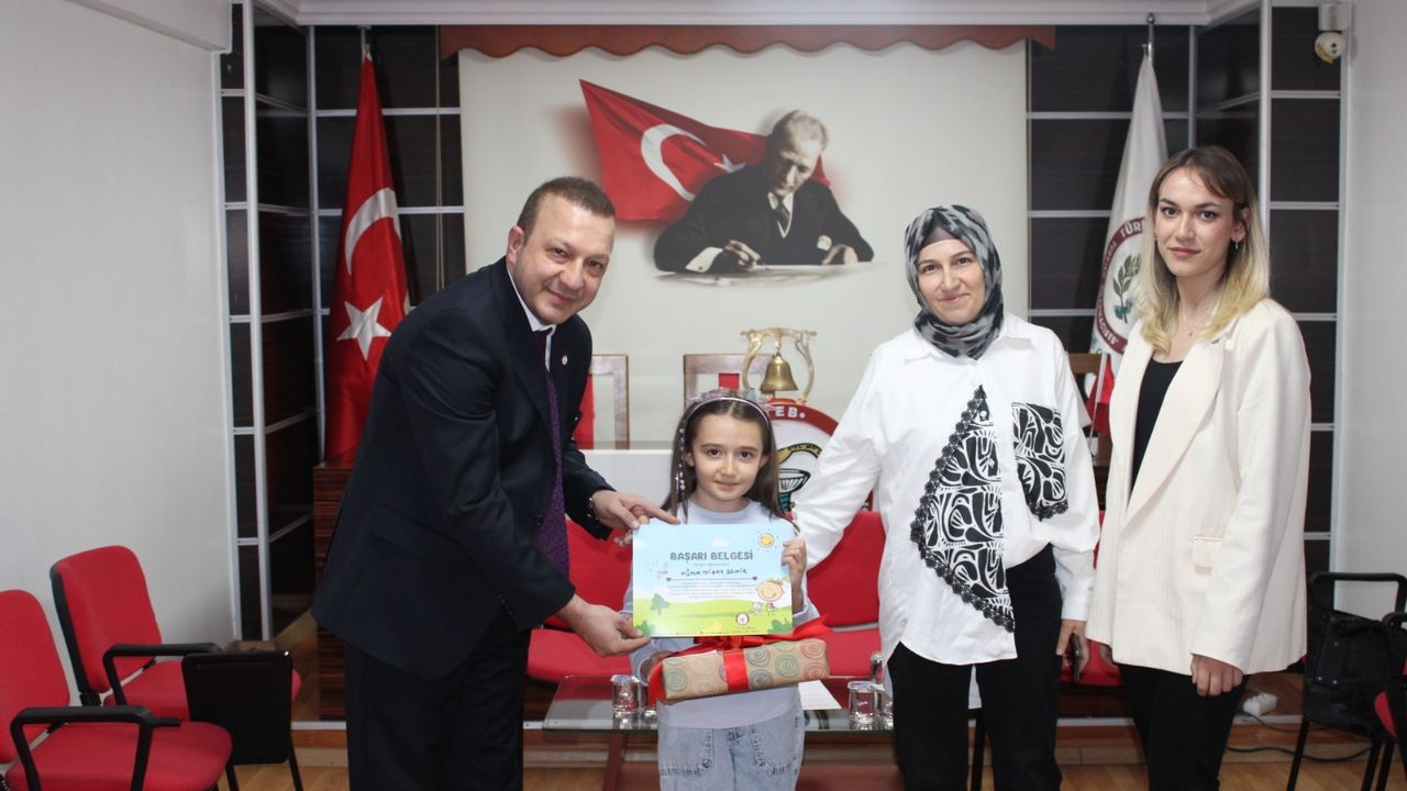 Atatürk ve Cumhuriyeti resmedip ödül kazandılar