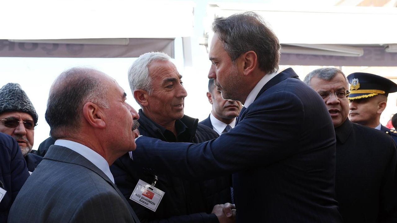 Bakan Bayraktar şehit ailesinin acısına ortak oldu