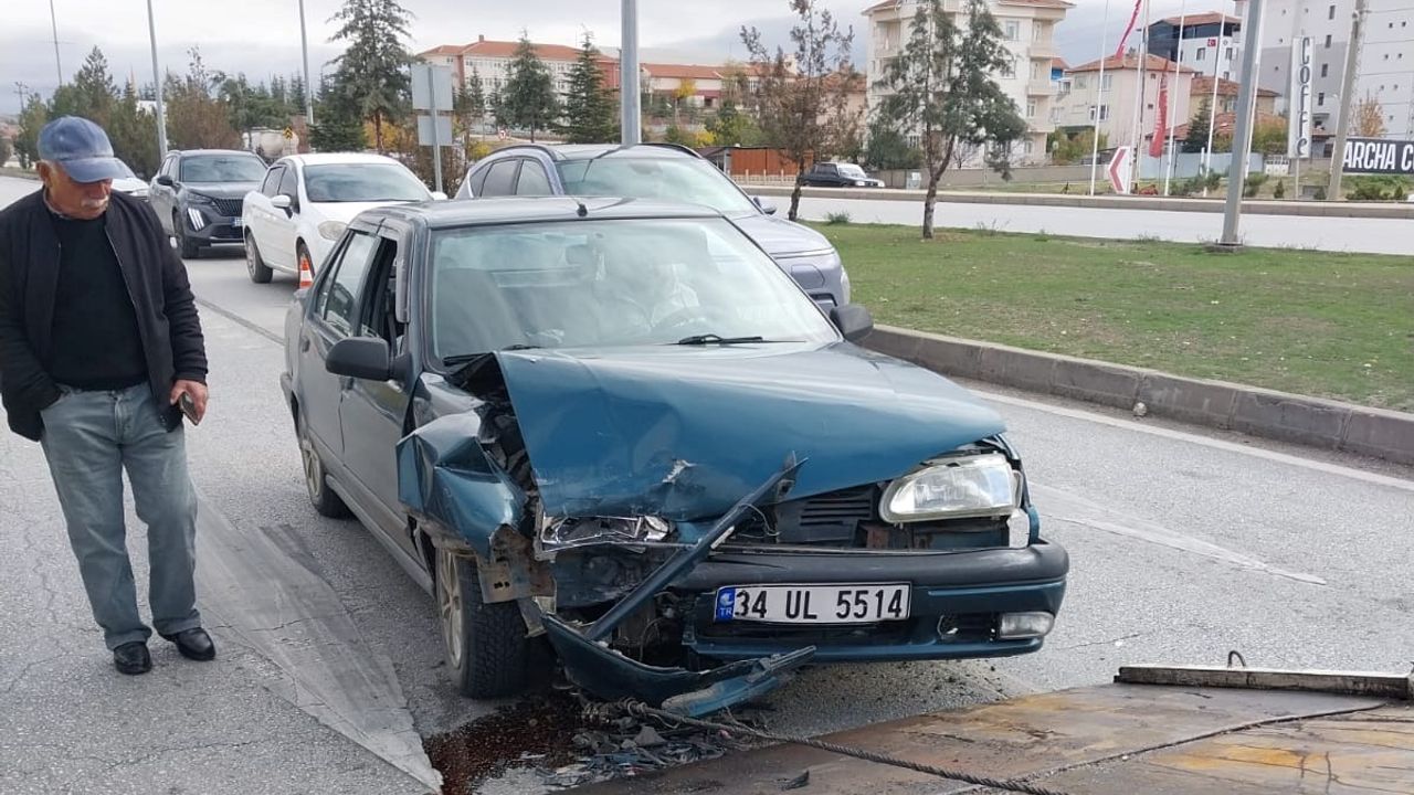 İki otomobil çarpıştı