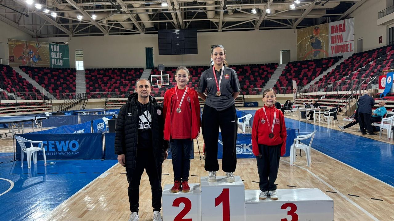 Raketler Atatürk'ü andı