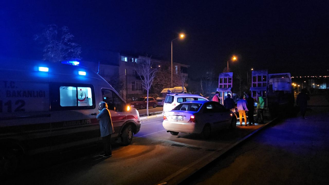 Park halindeki TIR’a çarpan hafif ticari aracın sürücüsü yaralandı