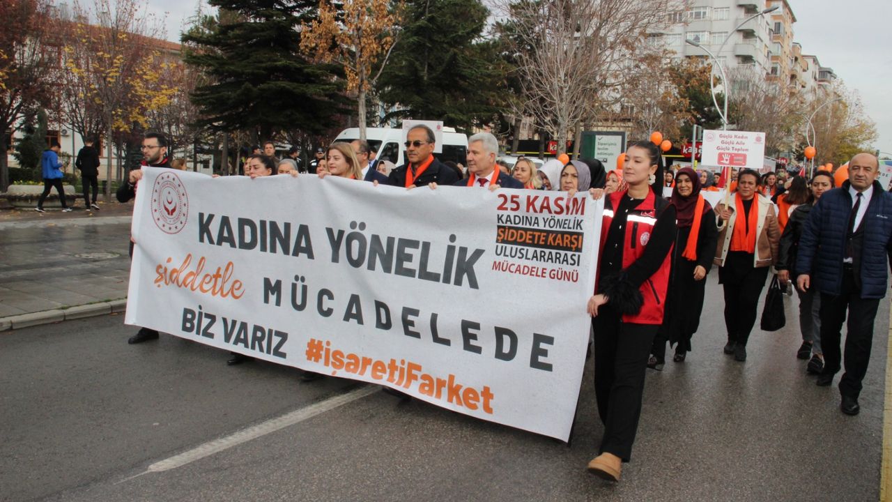 “Kadına şiddetle mücadele için bisikletli kortej yürüyüşü”