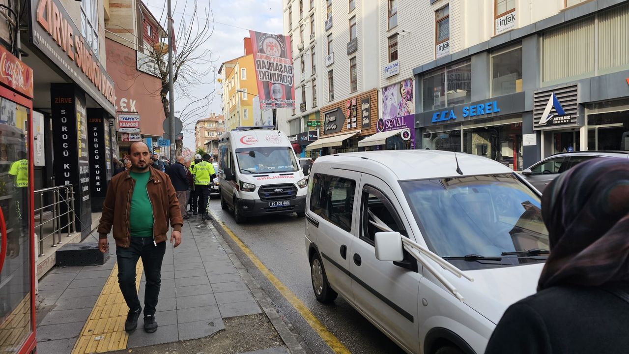 Araç camından dışarı taşan borular çocuğa çarptı