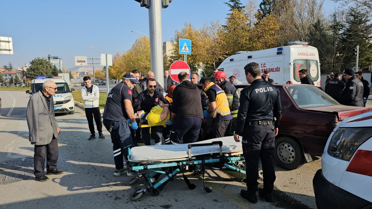 Çorum’da iki otomobil çarpıştı: Yolcu araçta sıkıştı