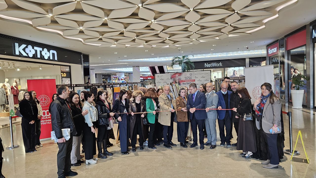 Tüm şehit öğretmenler adına resim sergisi düzenlendi