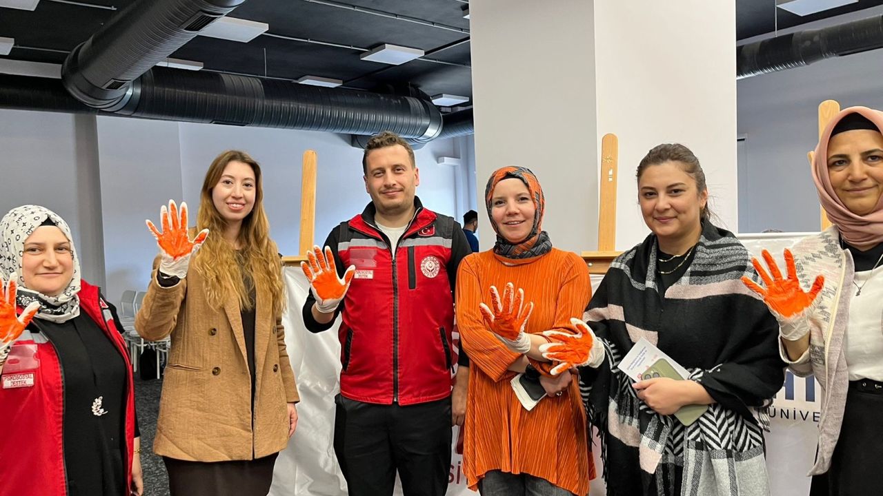 Turuncu el izleriyle kadına  şiddete karşı mesaj verdiler