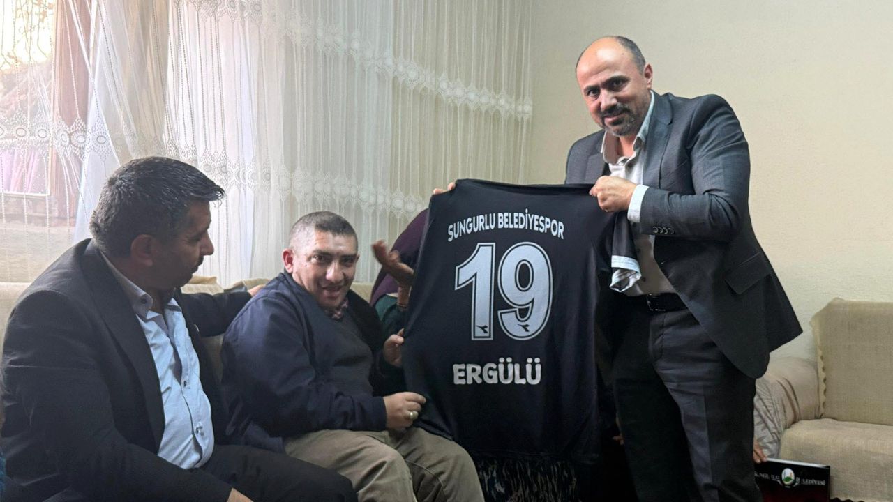 Özel bireylere forma hediyesi