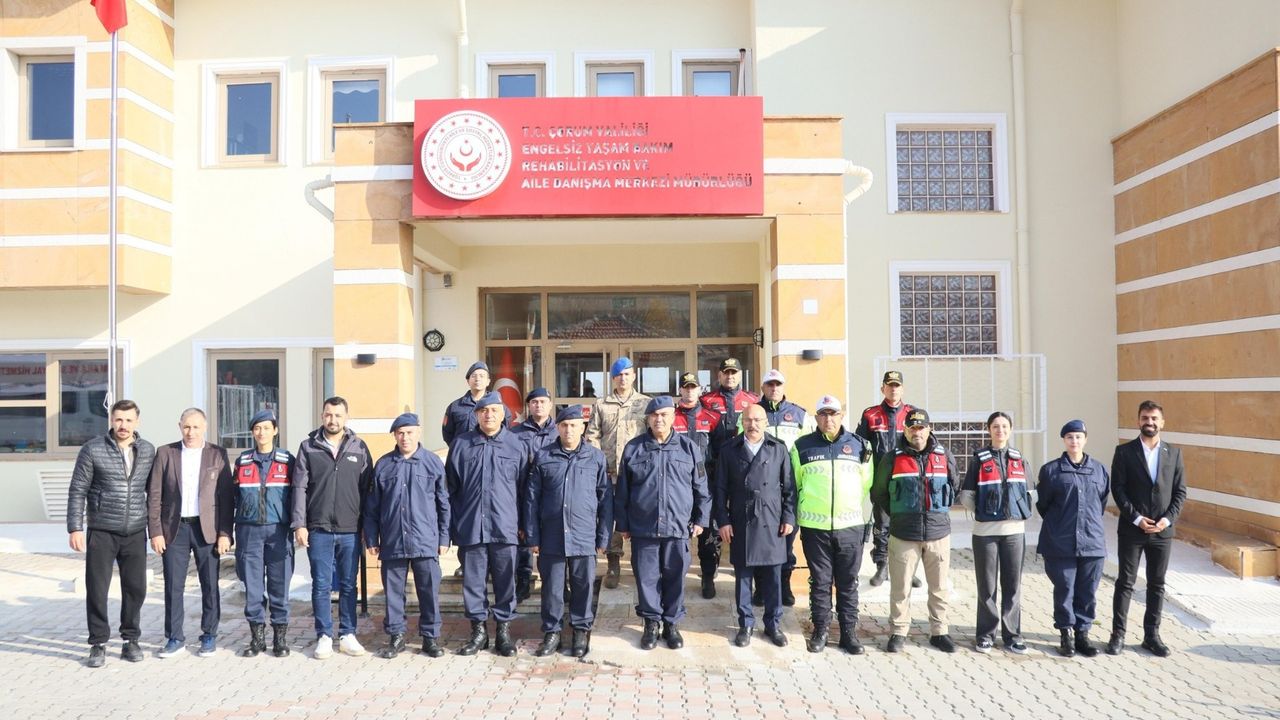 Jandarma ekipleri ve Aşık  özel bireylere moral aşıladı