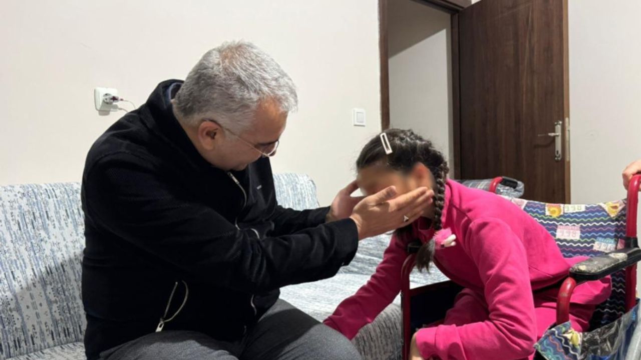 Ahlatcı, özel gereksinimli  bireyi sevindirdi