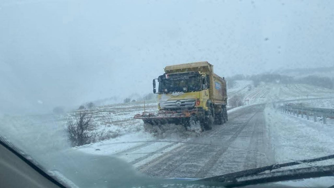 Komşuda karla mücadele çalışmaları sürüyor