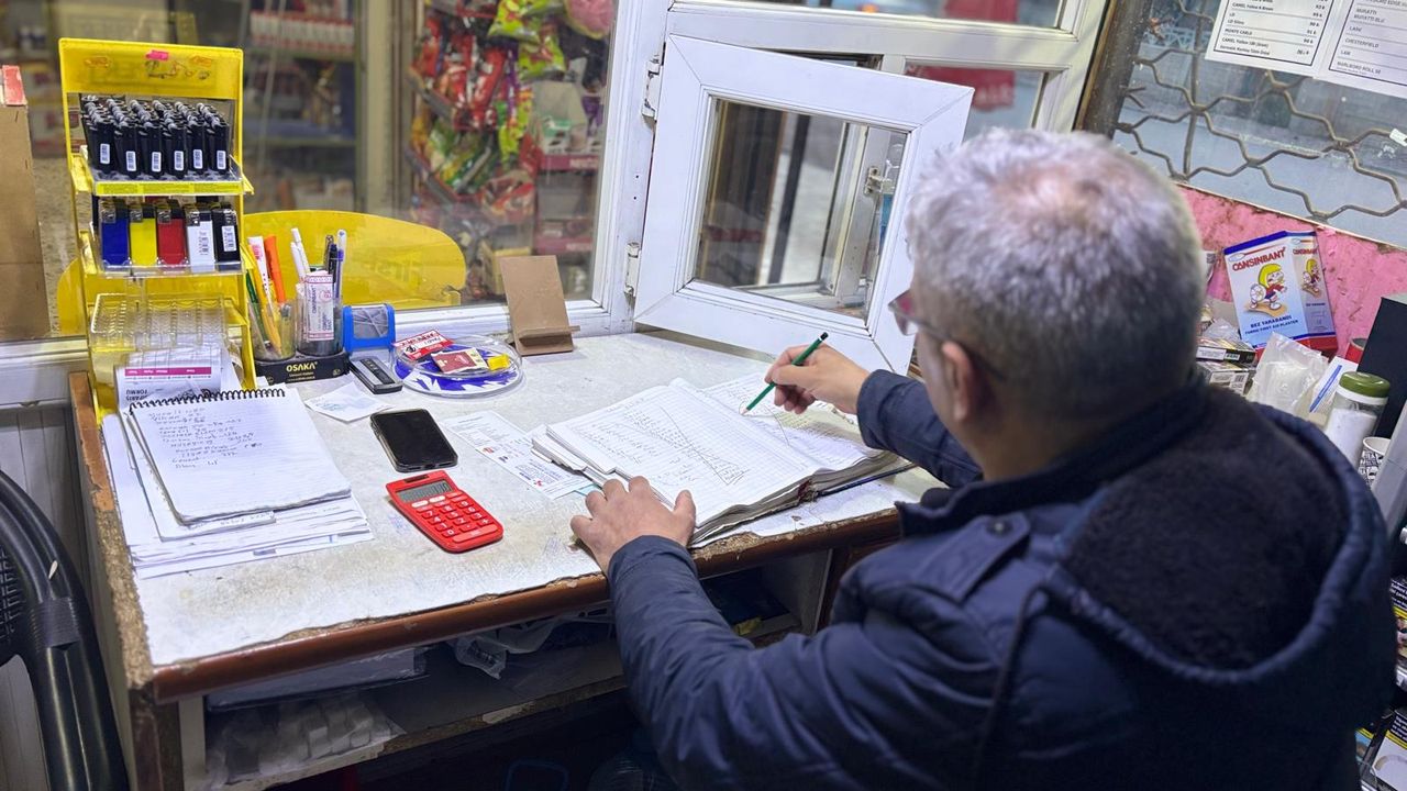 Hayırsever çift, mahalle sakinlerinin borcunu ödedi