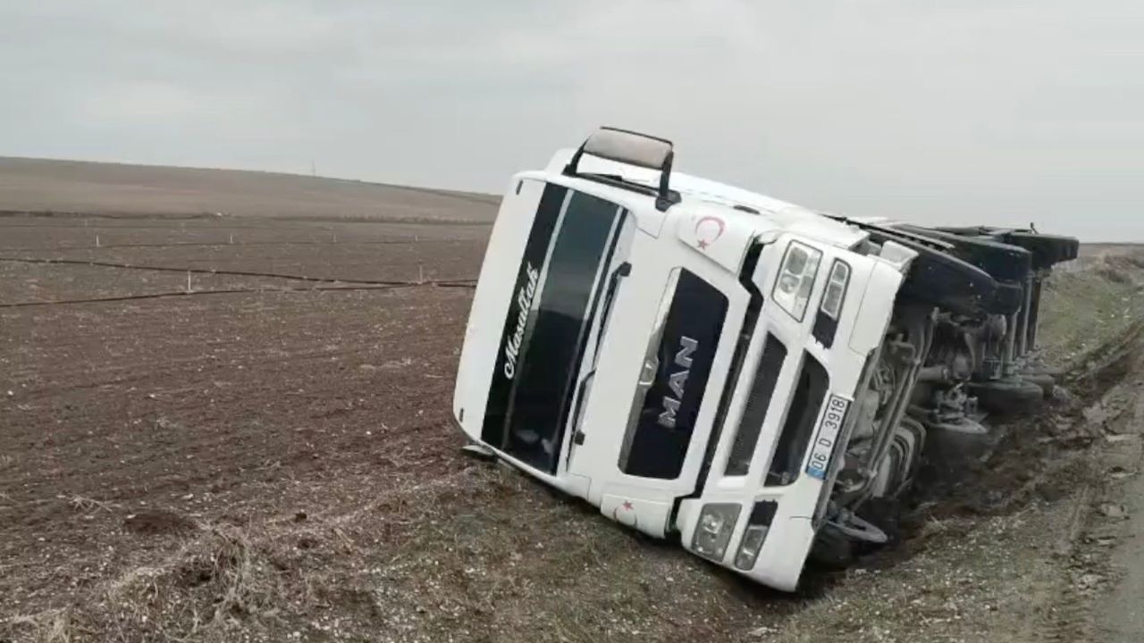 Çorum’da yoldan çıkan tanker yan yattı: 1 yaralı