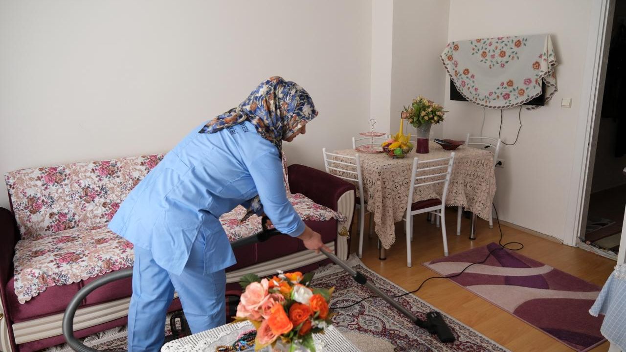 Belediye 222 aileye ev  temizliği hizmeti sundu