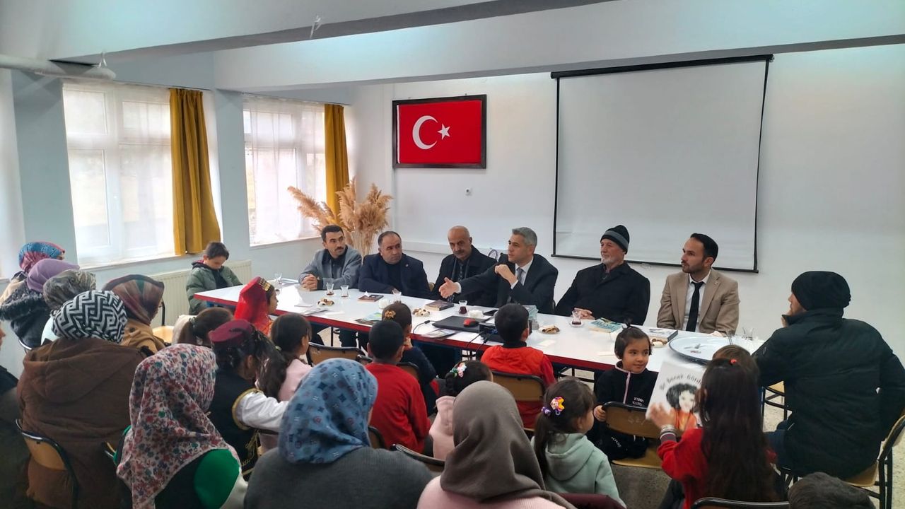 Alaca'da öğrenci ve velilerle  kitap okuma etkinliği yapıldı