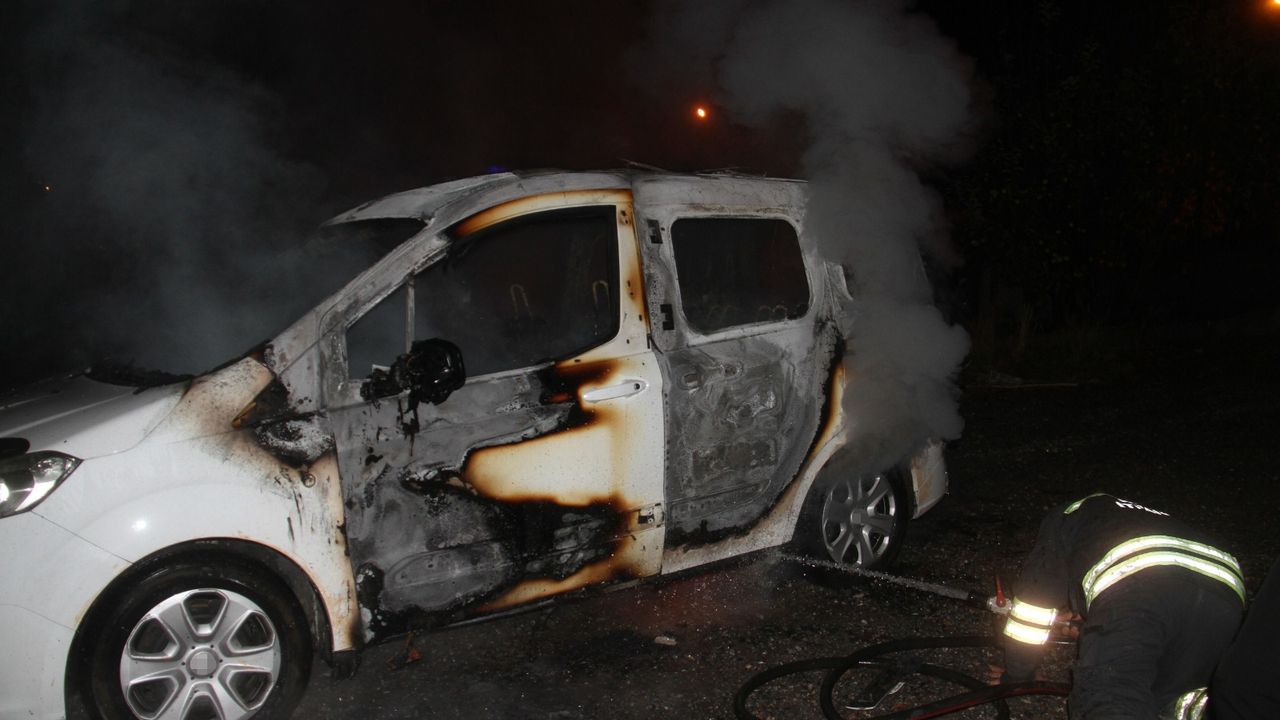 Ailesine kızıp aracını yaktı