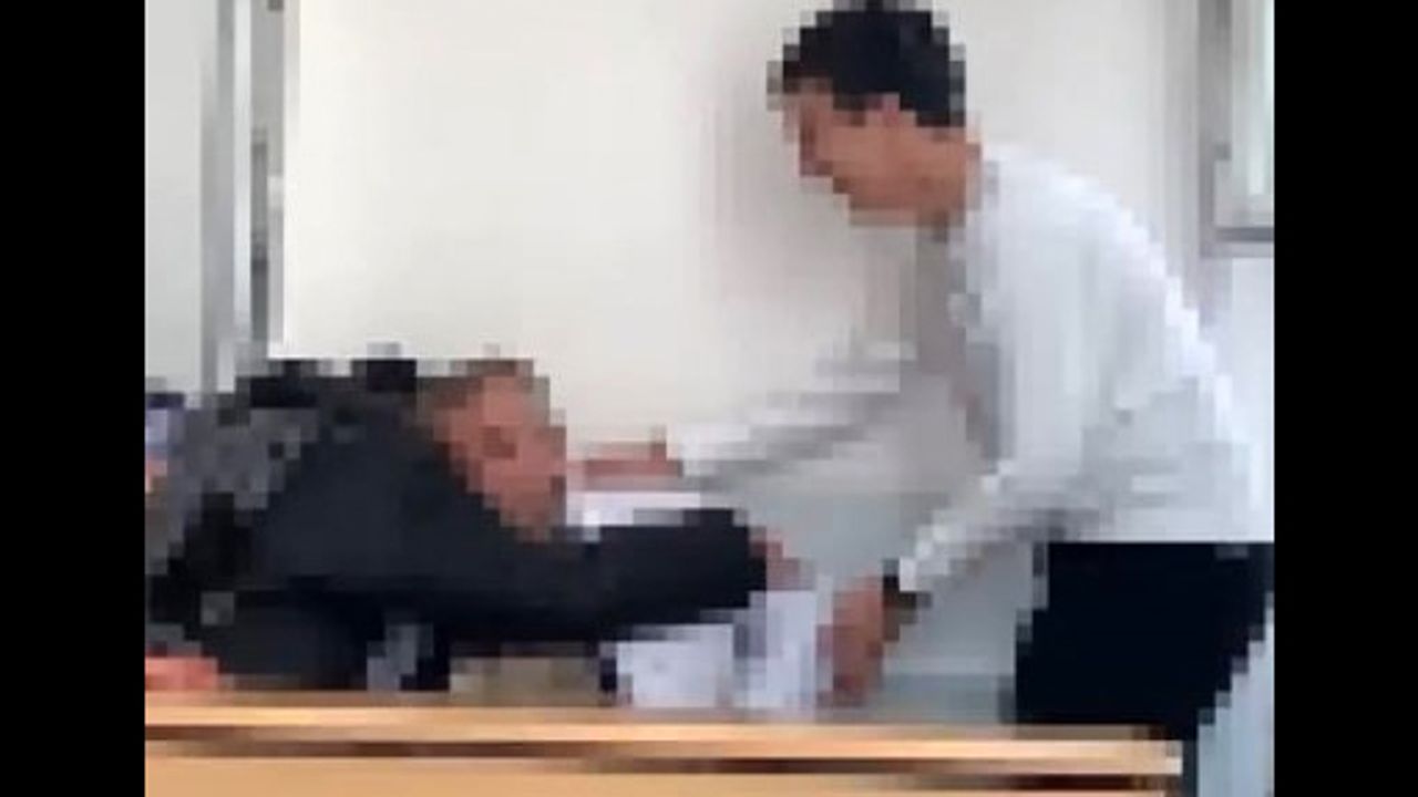 Lise öğrencilerinden  öğretmene saygısız hareketler