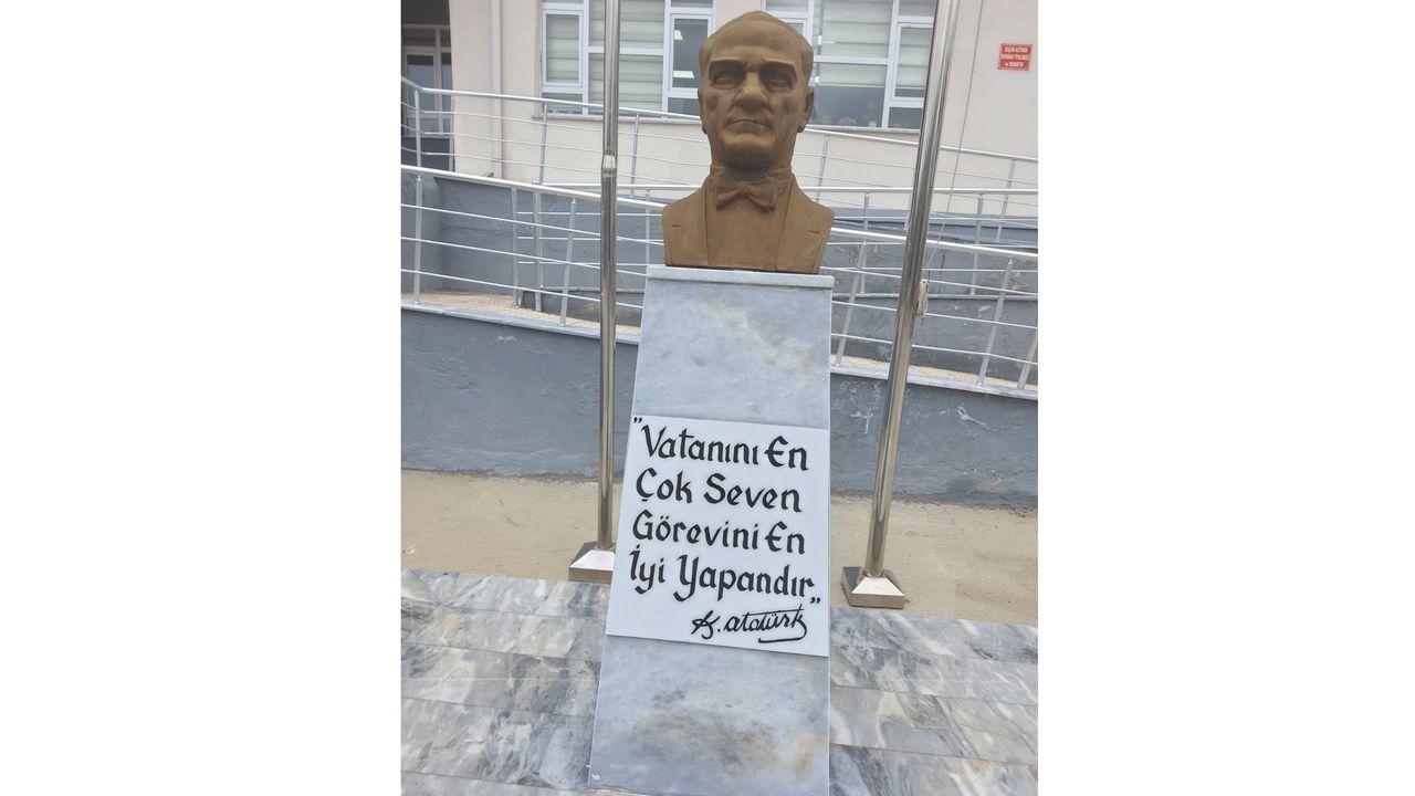 Atatürk büstündeki  “çirkinlik” giderildi