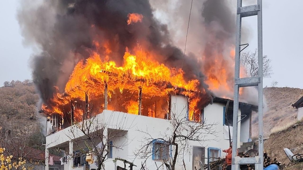 Alev alev yanan ev  kullanılmaz hale geldi