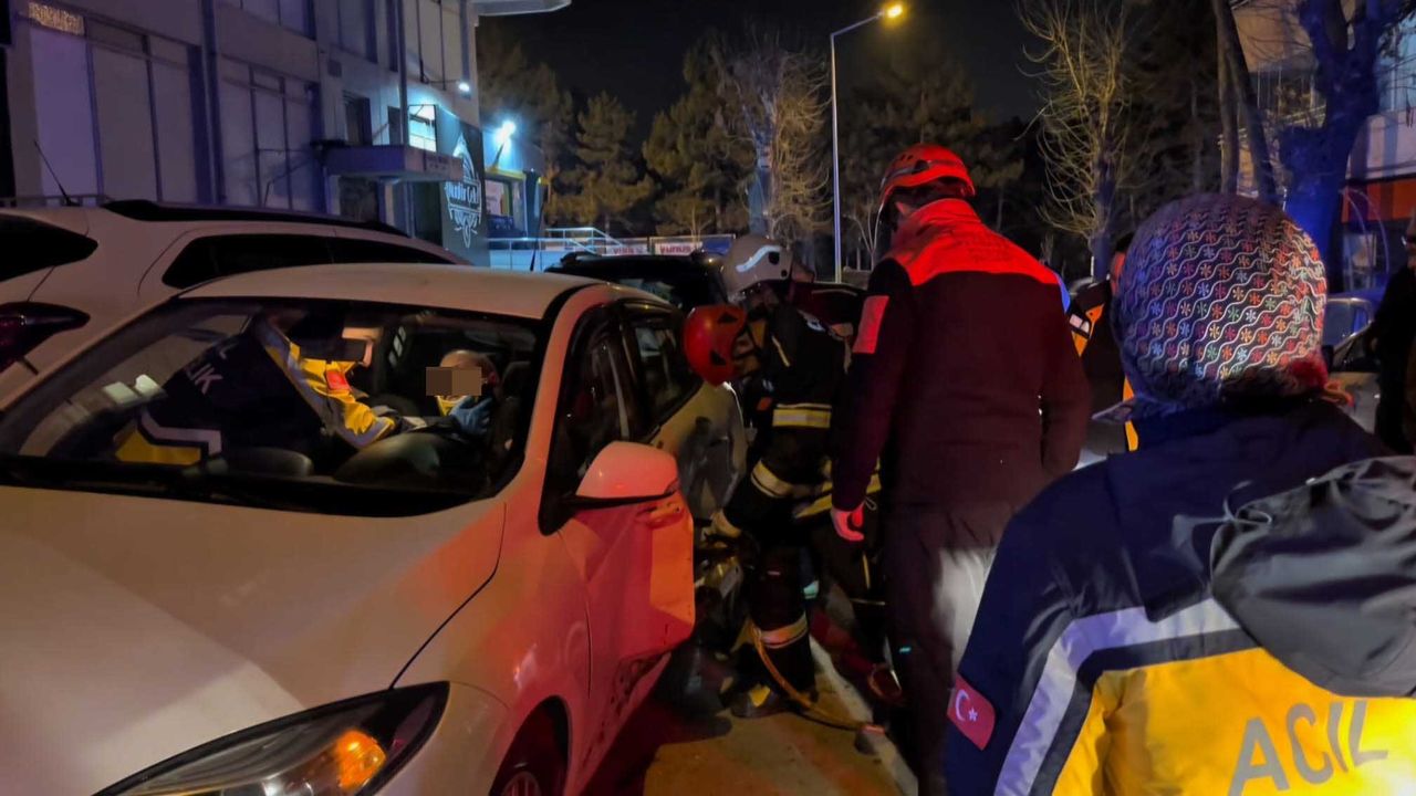Çorum’da trafik kazasında araçta sıkışan yaralı kurtarıldı