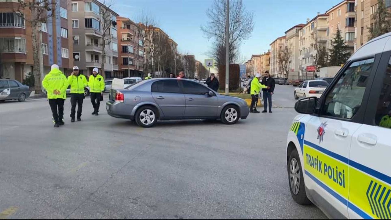 Otomobil kolunun üzerinden geçti