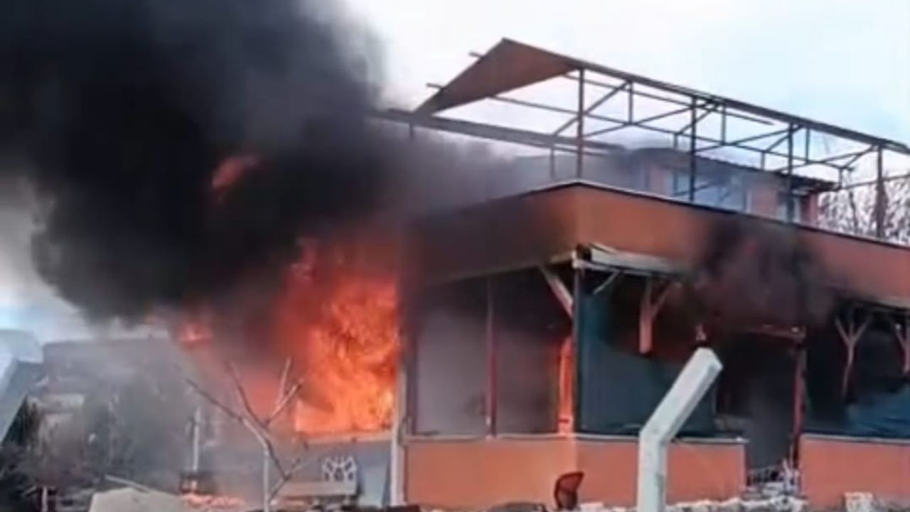 Bağevi tamamen yandı