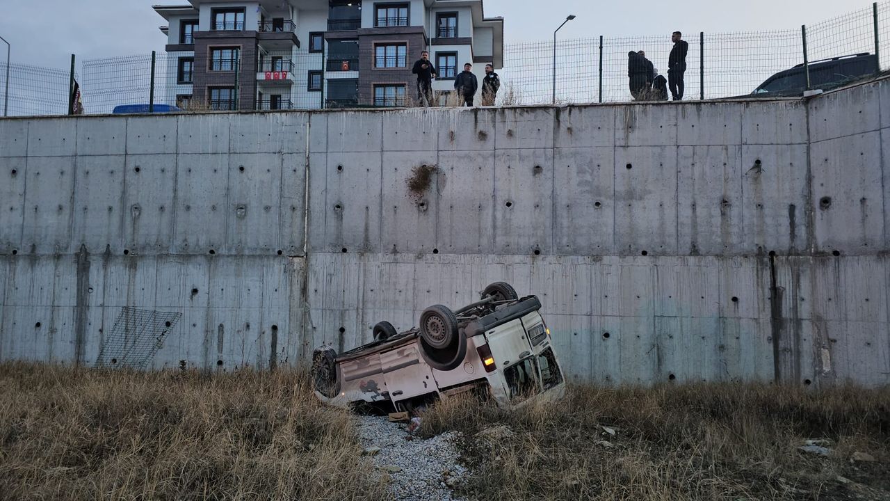 Minibüs Atletizm sahasına düştü